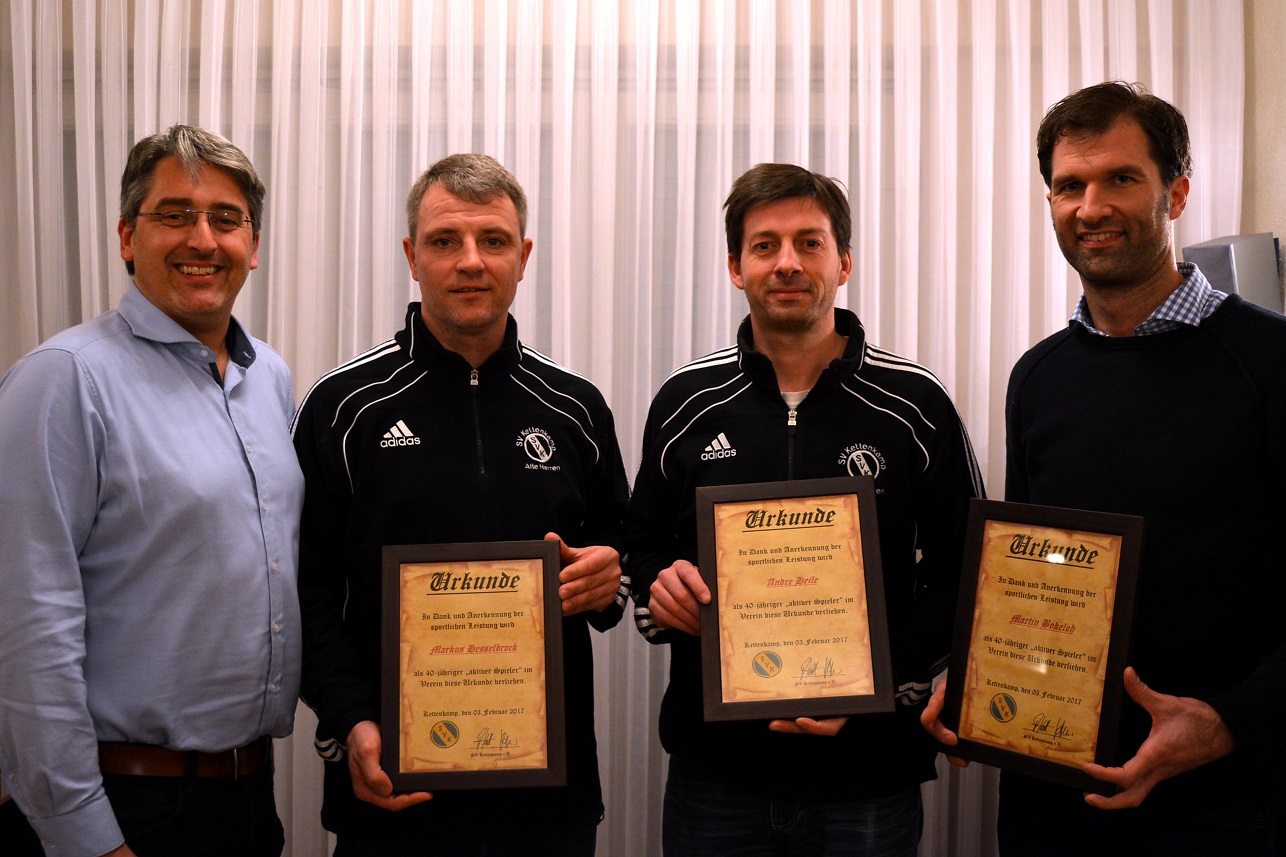 Der erste Vorsitzende des Sportvereins Frank Kottmann ehrte Markus Hesselbrock, Andre Heile und Martin Bokeloh